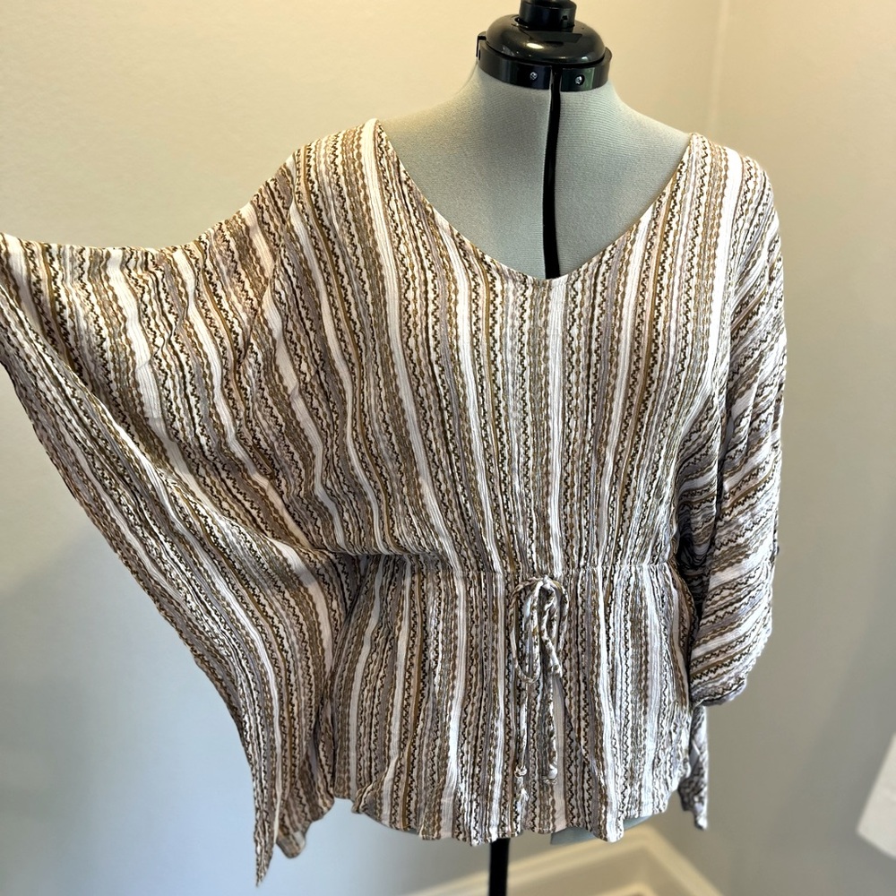 DRESS UP Blouse v-neck size M. Cream/brown/white stripes, pretty on 🩷. EUC